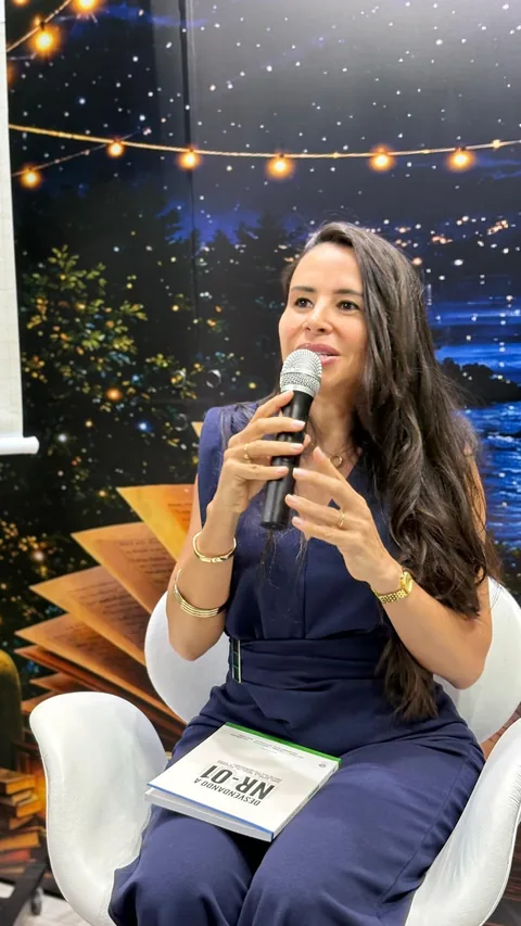 Camila Avanzo em conversa com o público durante a Bienal