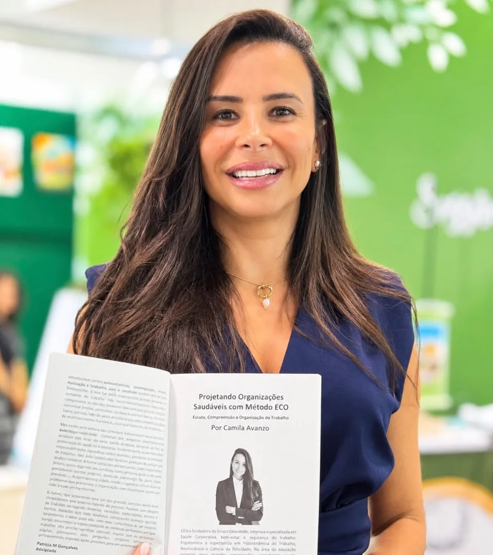 Camila Avanzo apresentando o livro na Bienal de São Paulo
