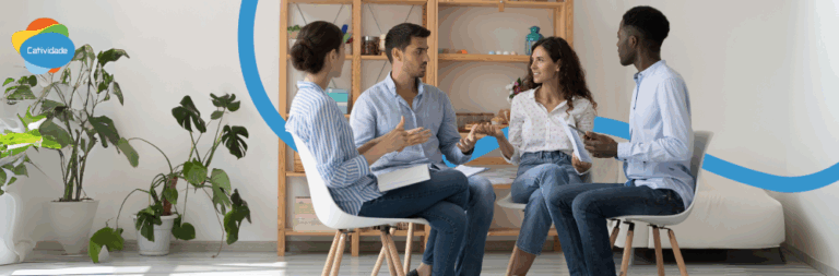 Equipe de trabalho colaborando em ambiente saudável após gestão de riscos psicossociais NR-1.
