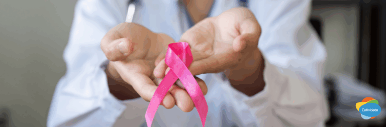 Ilustração de nove mamas mostrando diferentes sinais de alerta para o câncer de mama, como mama normal, mudança de cor, descamação no mamilo, secreção, mudança no tamanho/formato, inversão de mamilo, caroços, alteração na textura e vermelhidão/calor. Imagem didática para auxiliar na prevenção do câncer de mama.